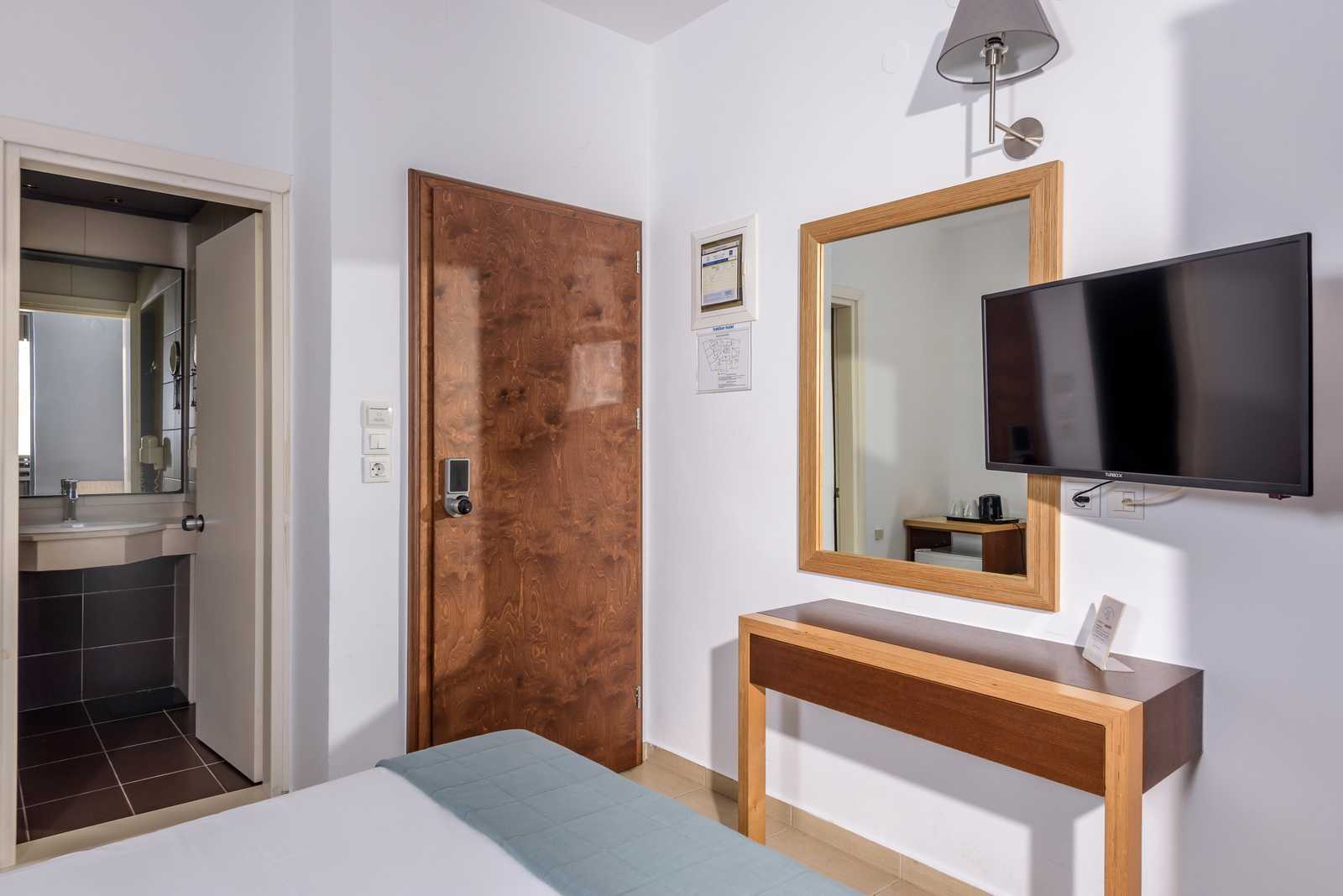 Double Room Bedroom, TV, Mirror
