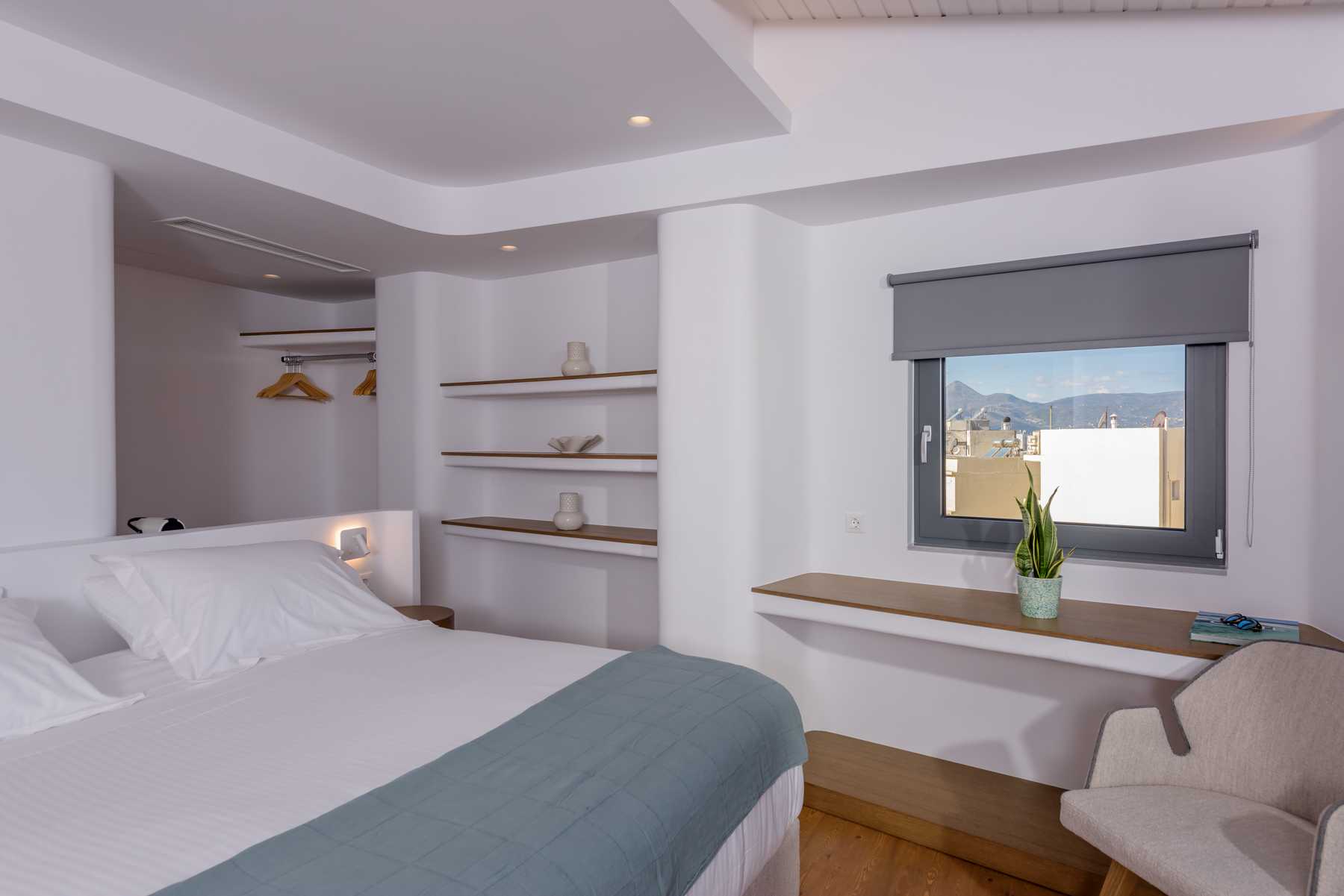 Junior Suite Bedroom with view of City